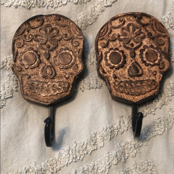Never used wood carved sugar scull hooks - Picture 1 of 2